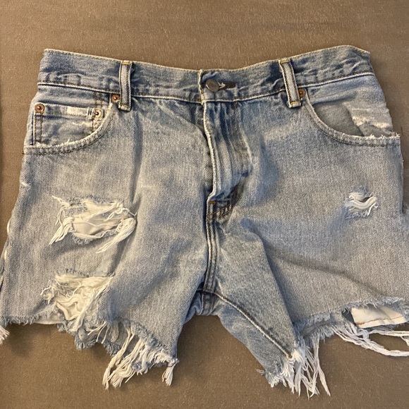 Levi’s 517 High Waisted Distressed Raw Hem Cutoffs - Picture 11 of 12